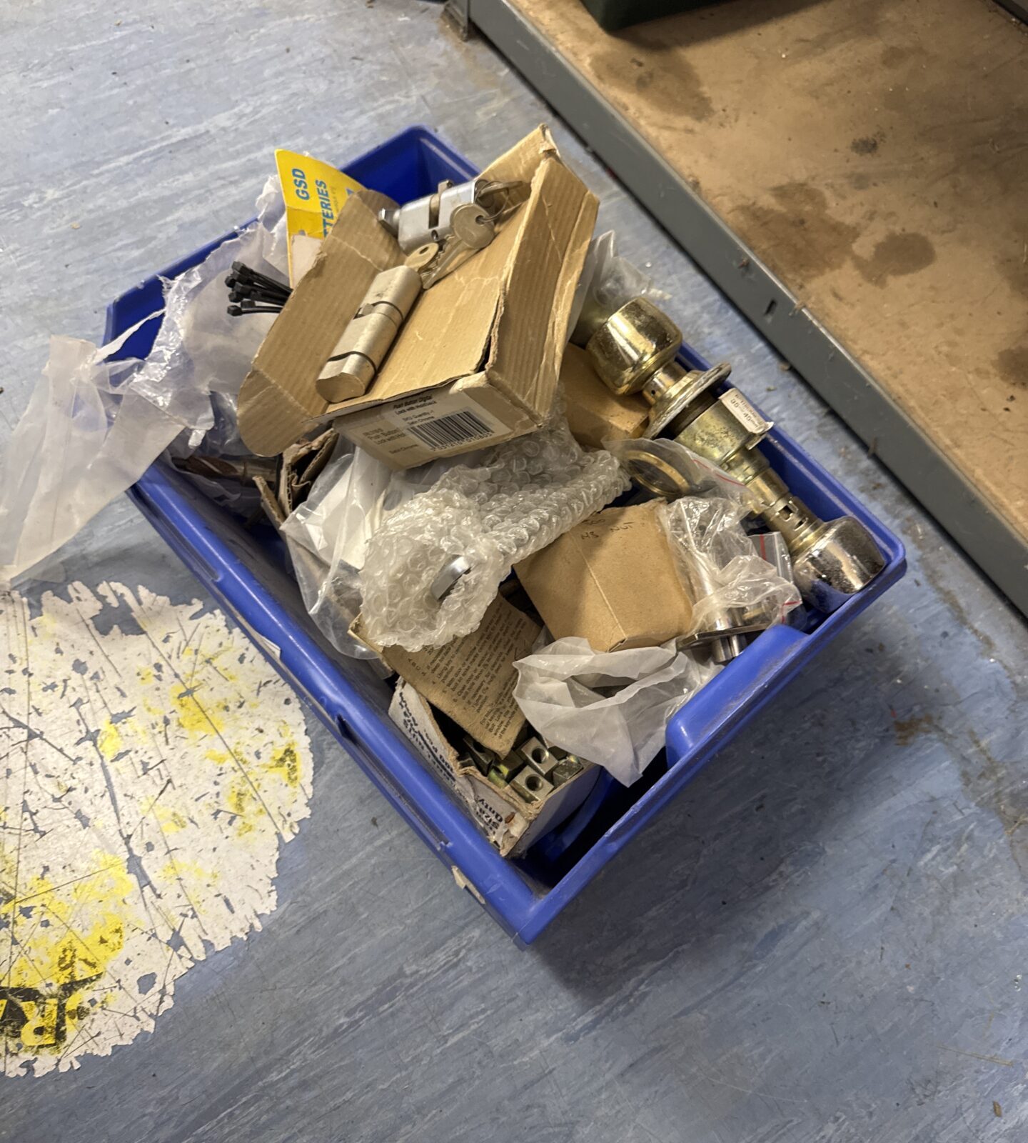 Tray of assorted door furniture & lock sets