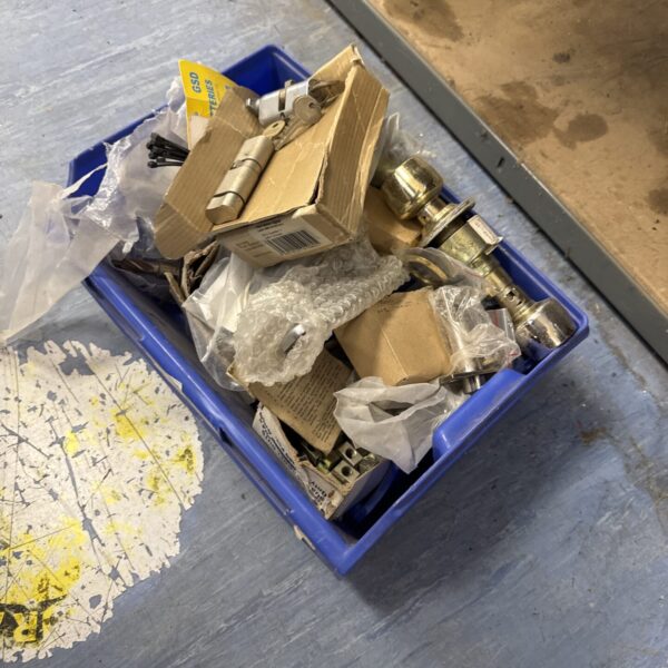 Tray of assorted door furniture & lock sets
