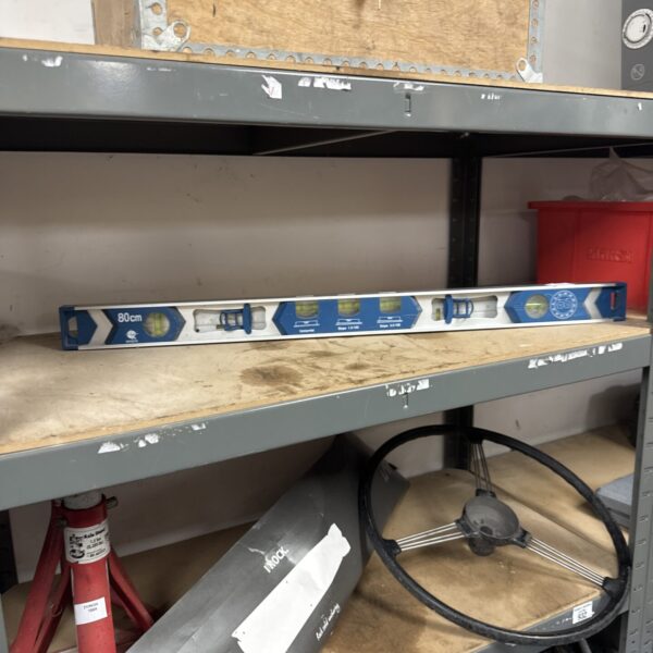 Used 80cm spirit level for DIY and construction projects.