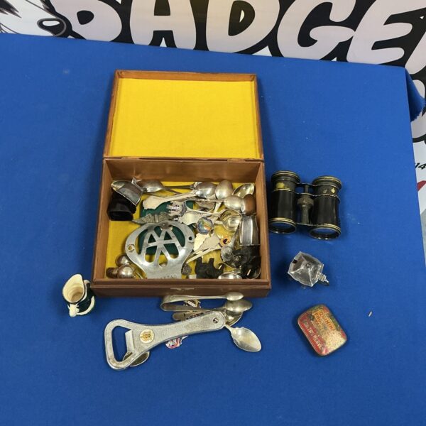 Vintage mixed lot of silver plate teaspoons and metal items.