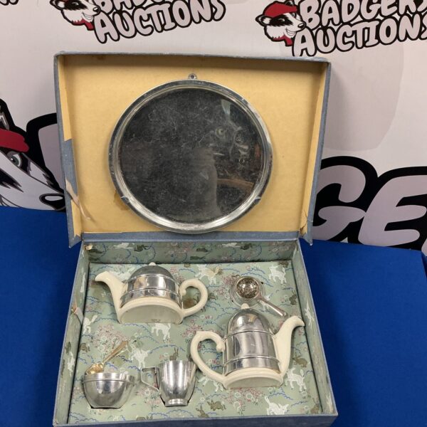 Vintage Kalvin KuPid tea set in presentation box