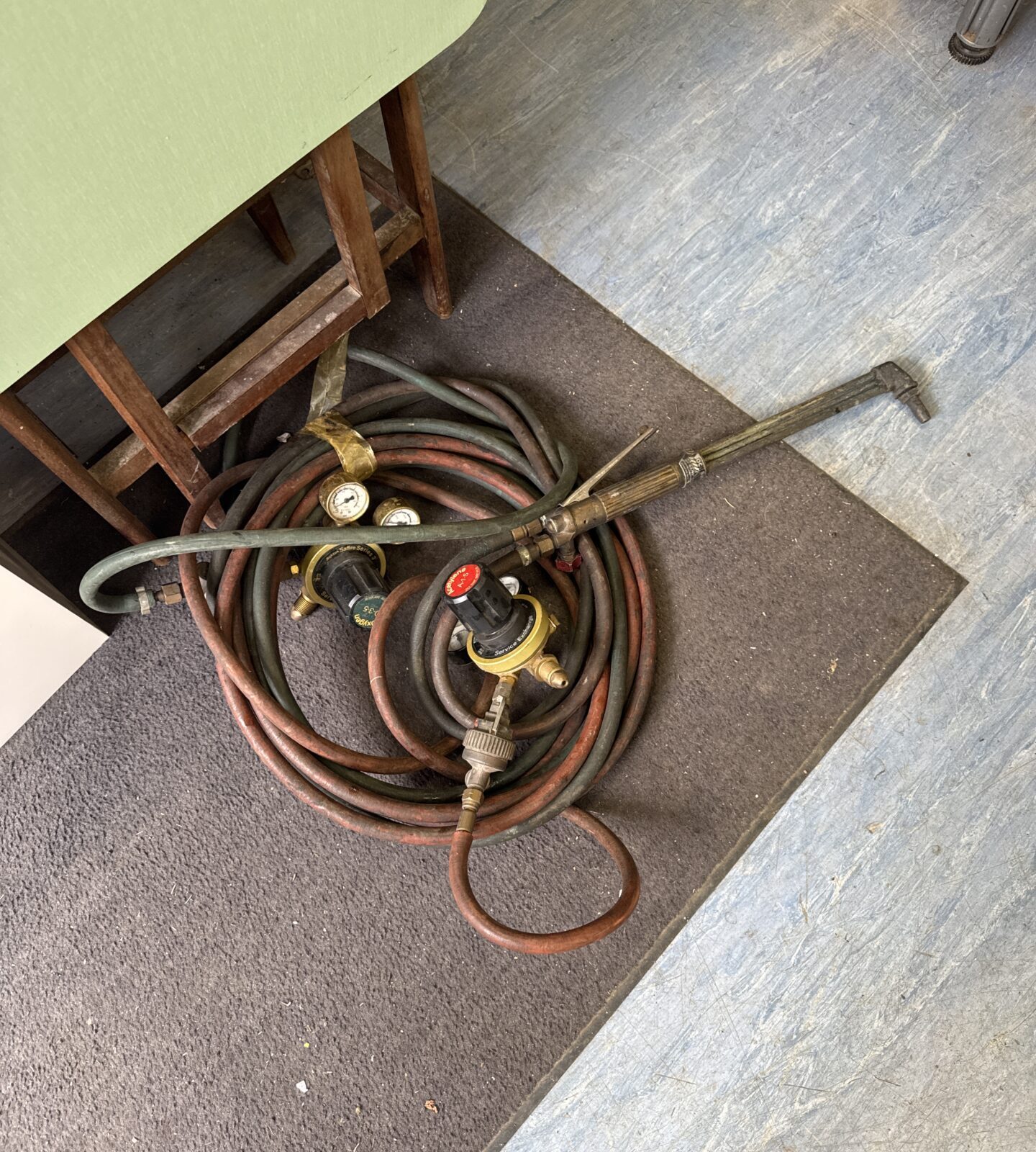 Large acetylene cutting torch with pipes & two saffire series 3 bottle regulators