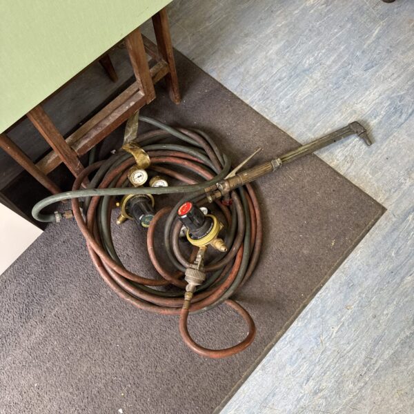 Large acetylene cutting torch with pipes & two saffire series 3 bottle regulators