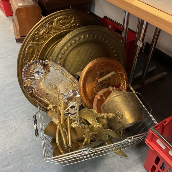 Mixed lot of vintage brass and copper decorative items.