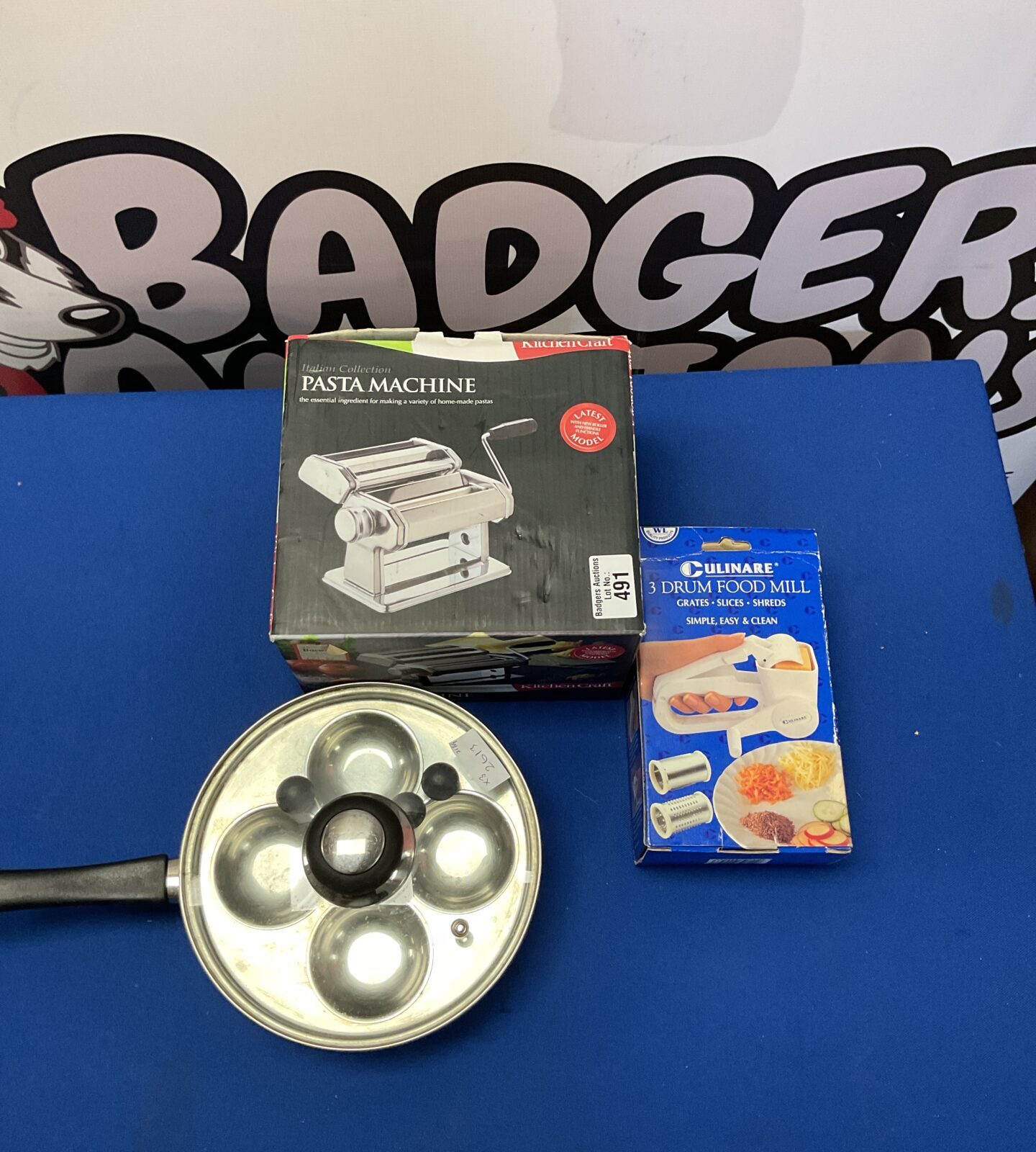 Kitchen set inc egg poaching, pasta machine and drum food mill