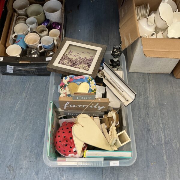 Mixed lot of collectibles including a ceramic piggy bank.
