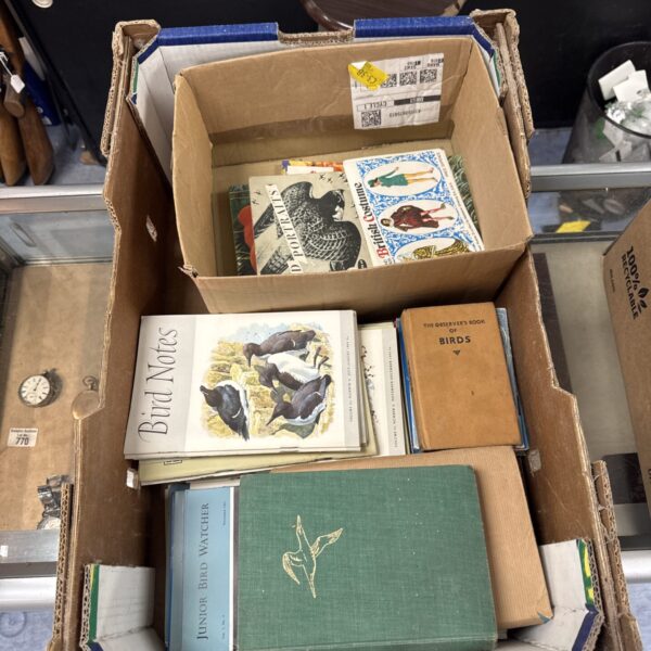 Mixed lot of vintage Observer's books and magazines for collectors.