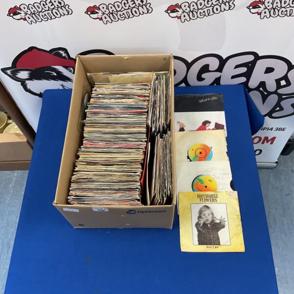 Large lot of 7 inch vinyl singles for collectors.