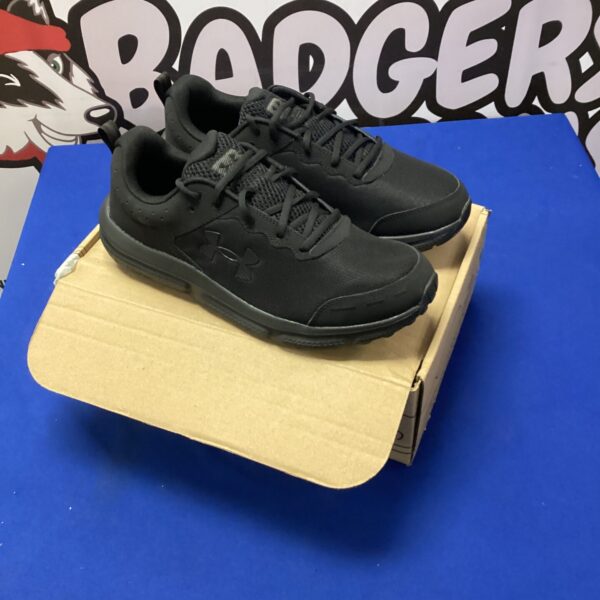pair of size 12 under armour trainers new