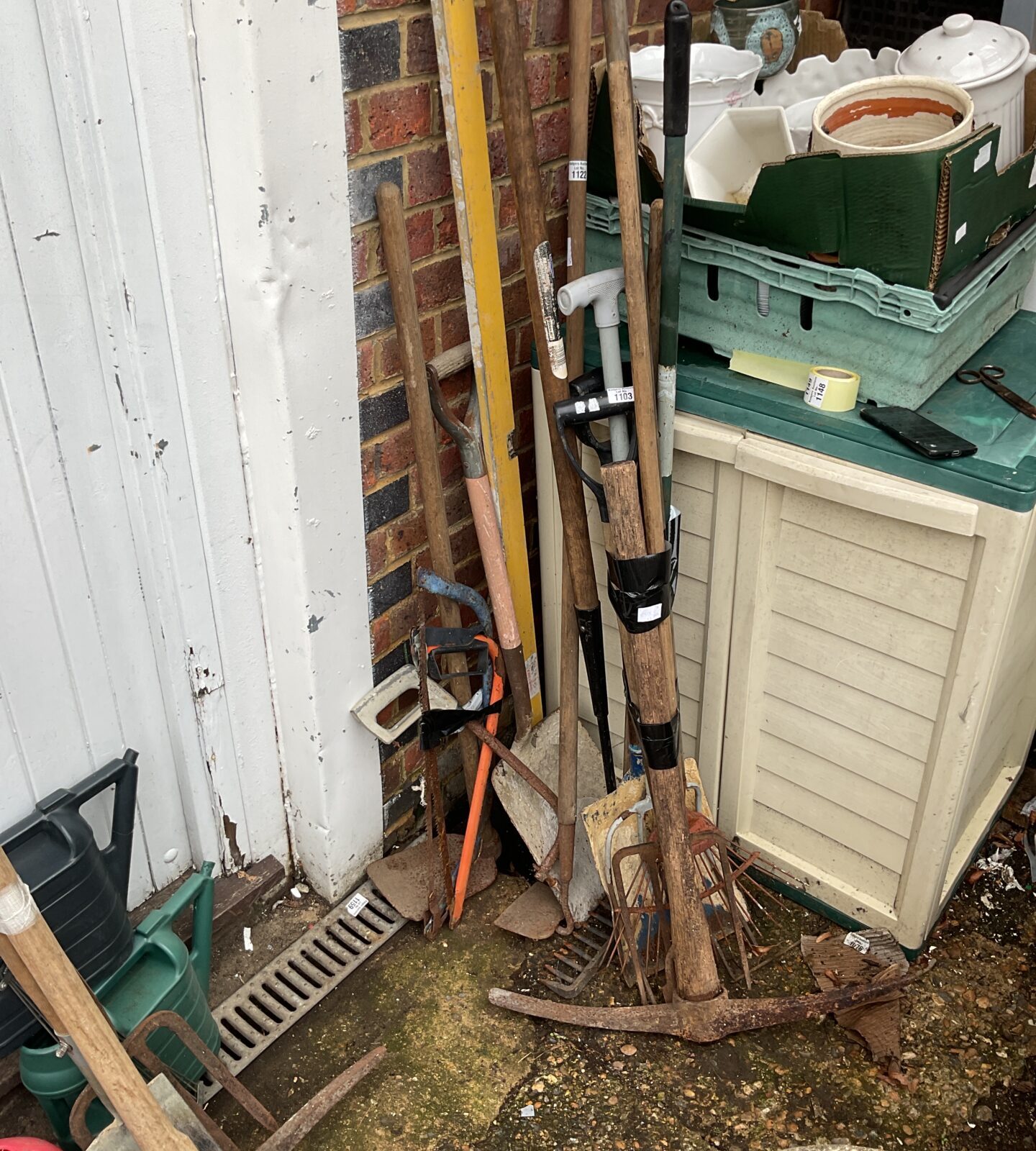 Quantity of garden tools