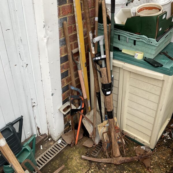 Quantity of garden tools