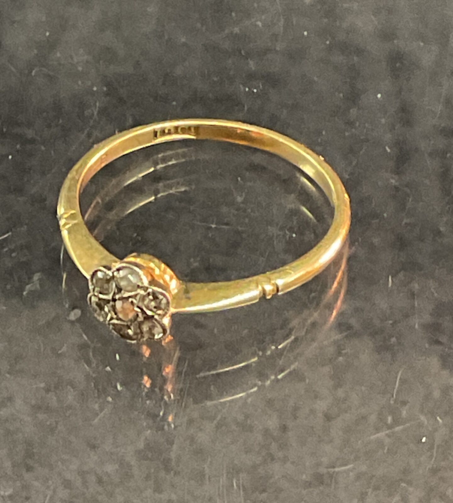 18ct Gold diamond cluster ring size O 1.9g