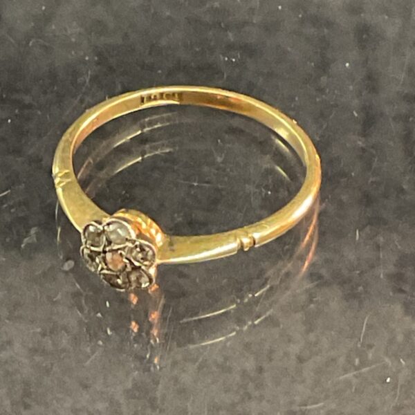 18ct Gold diamond cluster ring size O 1.9g