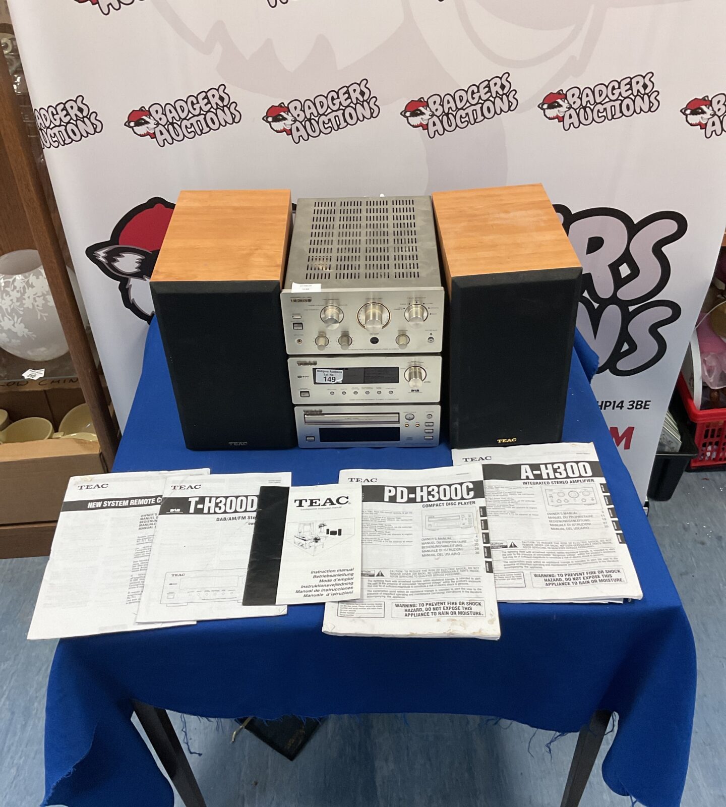 Teac hi-fi system, with stereo amplifier, stereo tuner, CD player, and speakers