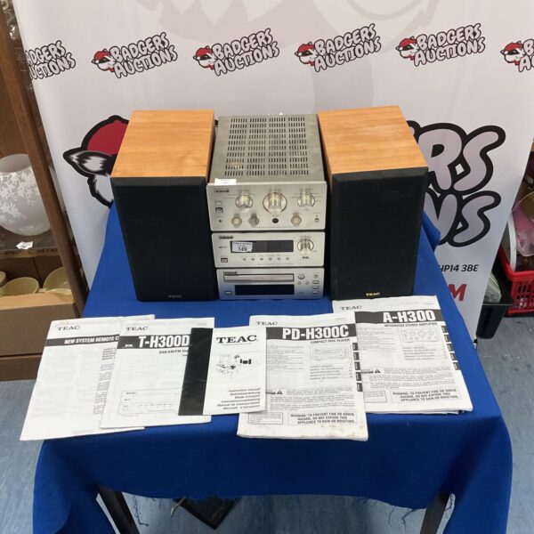 Teac hi-fi system, with stereo amplifier, stereo tuner, CD player, and speakers