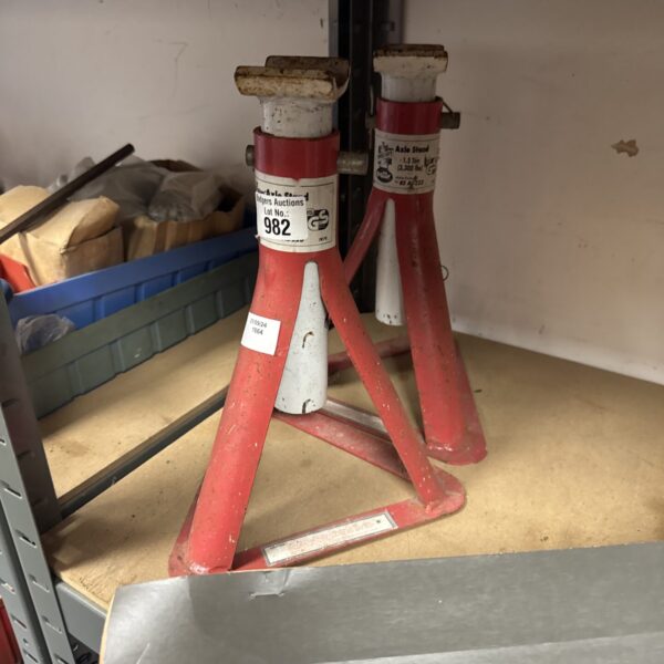 Two 1.5t axle stands