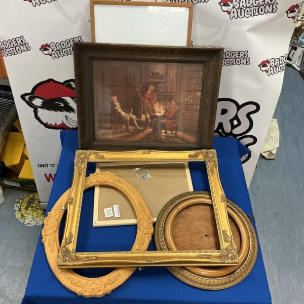 Assorted vintage and gilt picture frames in a lot.