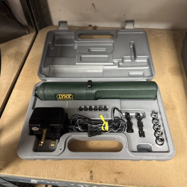 Lynx cordless electric screwdriver set - working