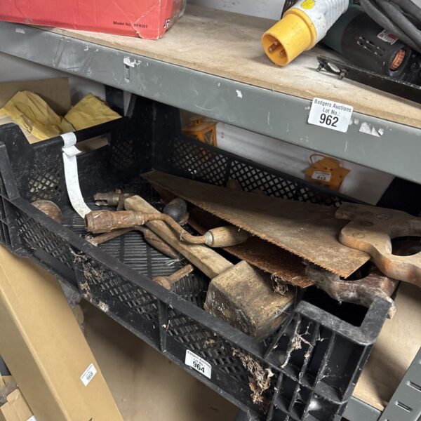 Tray of vintage hand tools & saws