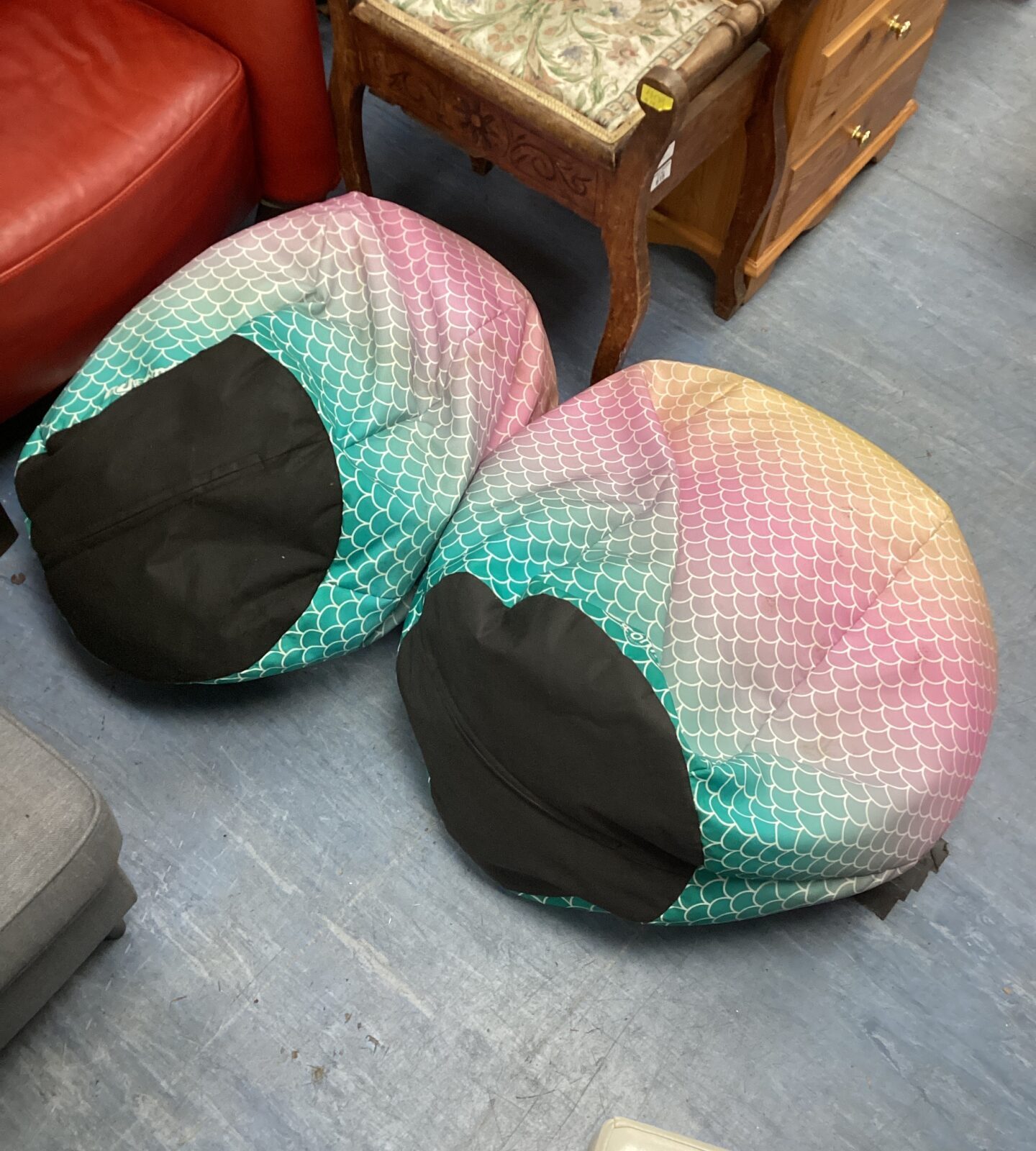 Two RUcomfy scale pattern beanbags