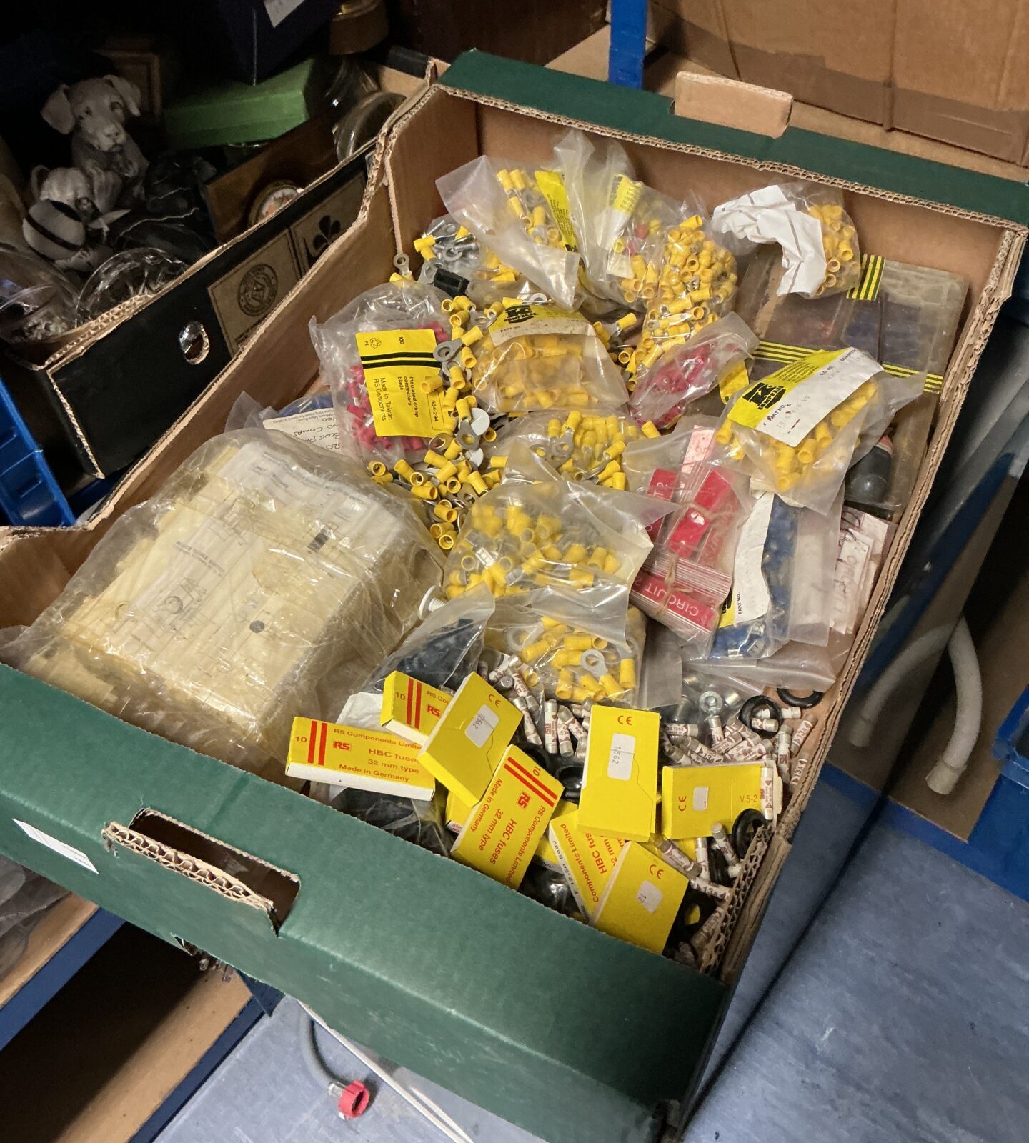 Tray of electrical connectors
