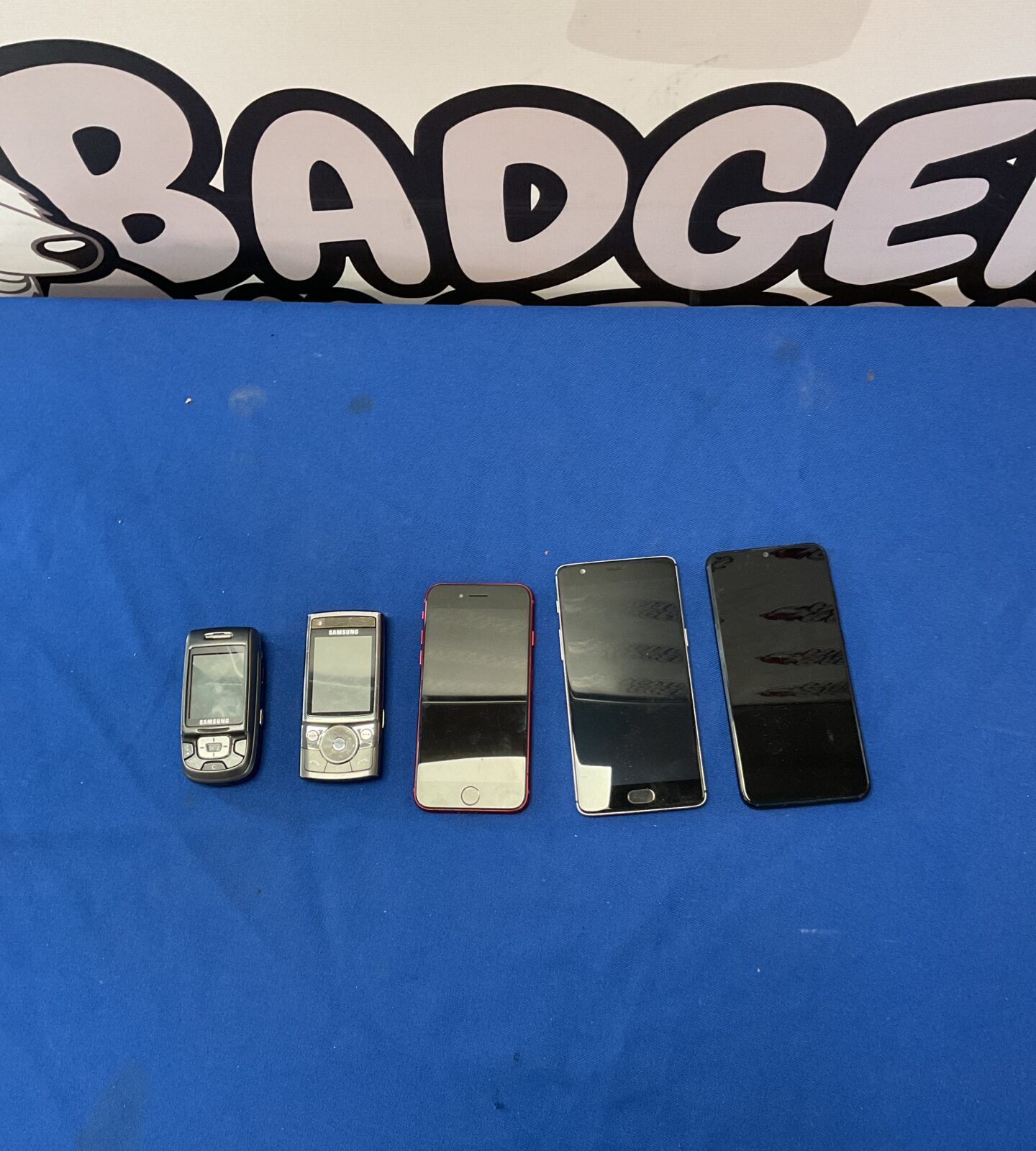 5 mobile phones incl. iPhone RED, Huawei, Samsung