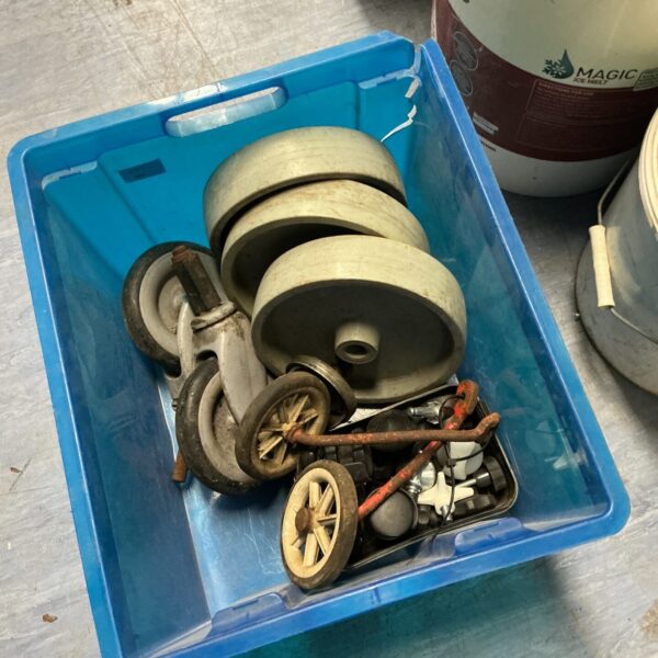 Trait of mixed wheels, including caster wheels