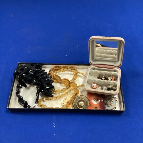 Vintage jewellery lot featuring a jet necklace and mixed pieces.