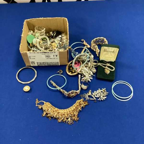 Mixed lot of vintage costume jewellery with necklaces and bracelets.