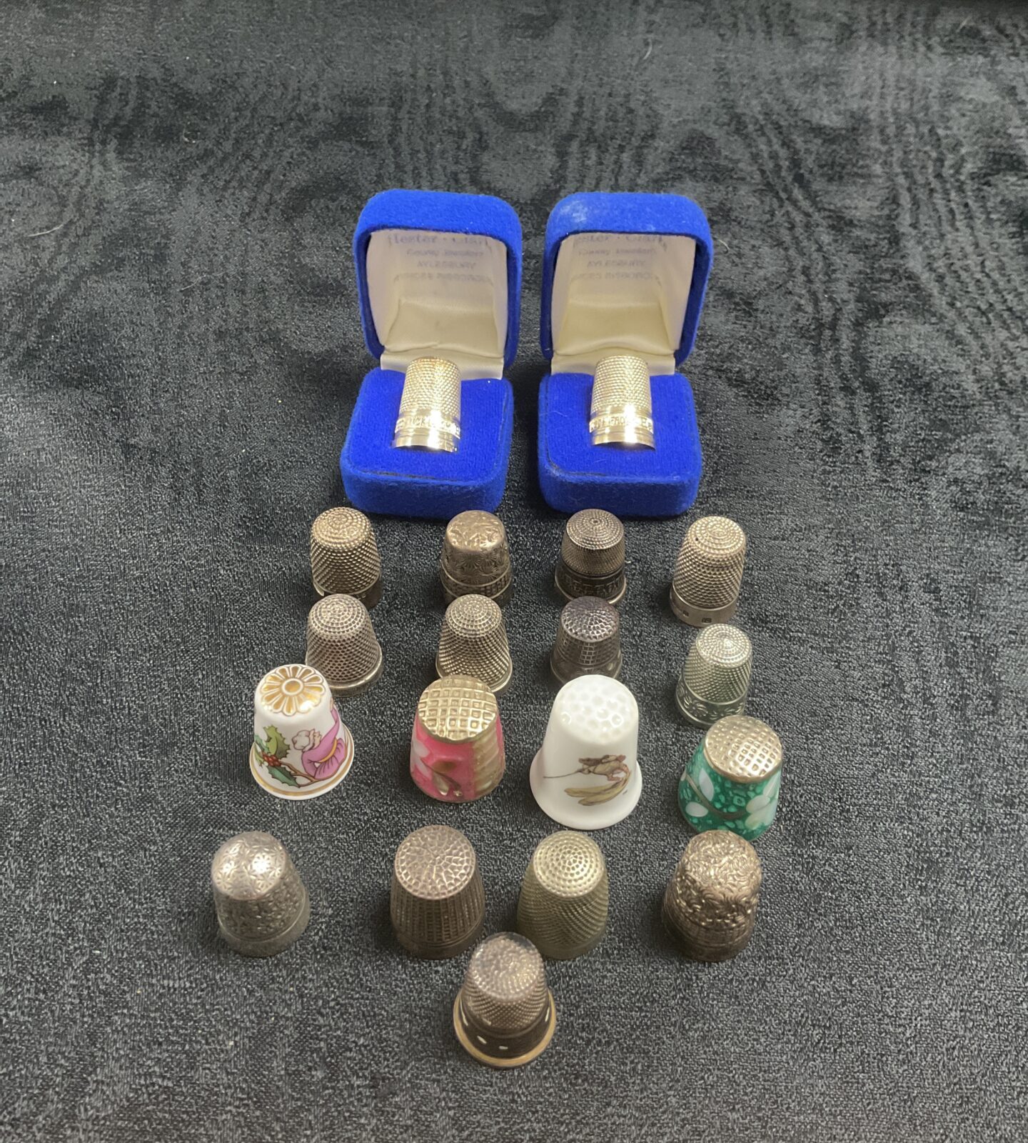 collection of thimbles inc eight hallmarked silver 37g