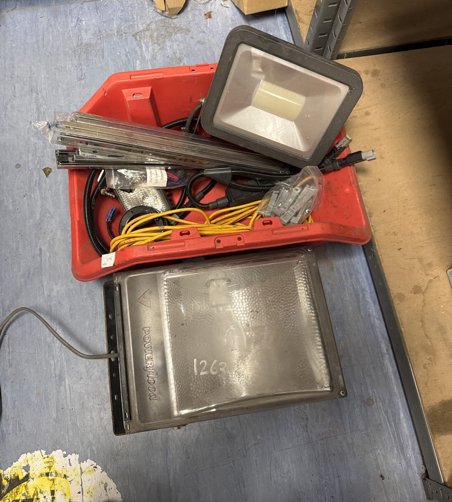 Box of garage clearance items inc security lamps & others