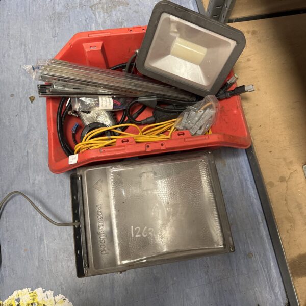 Box of garage clearance items inc security lamps & others