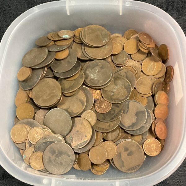 Large lot of old copper coins for collectors.