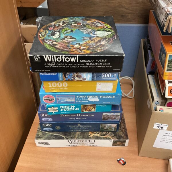 Vintage 500 piece circular jigsaw puzzle, colourful design.