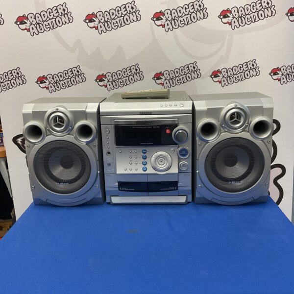 Samsung MAX-S520 mini component system with speakers and remote.