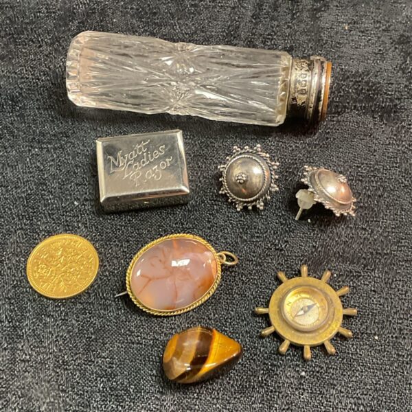 Antique miniature razor and jewellery lot, including silver earrings and brooch.