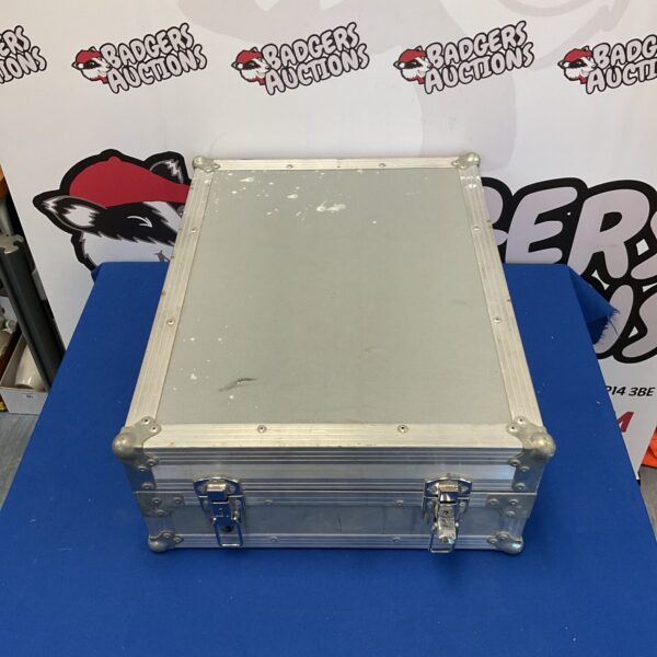 Durable aluminium flight case for equipment protection and transport.