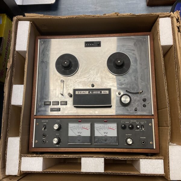 Vintage Teac A-4010 SL reel to reel tape recorder in good cosmetic condition.
