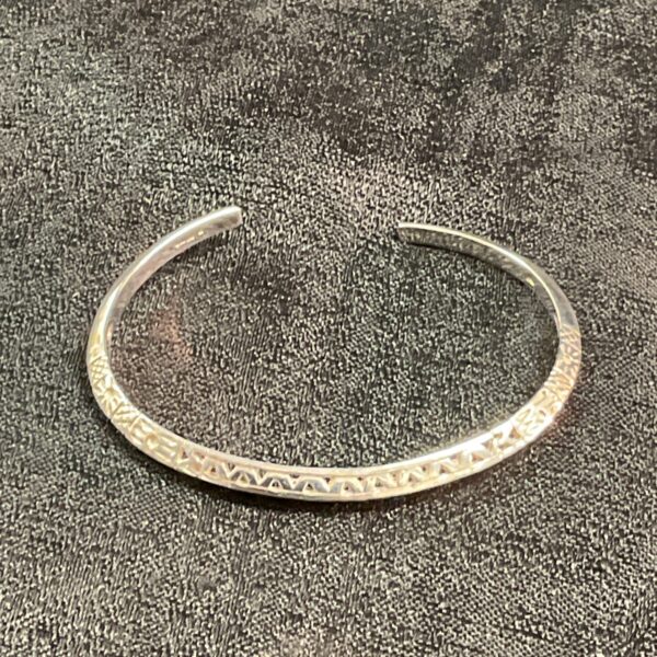 Vintage hallmarked silver bracelet with patterned band.