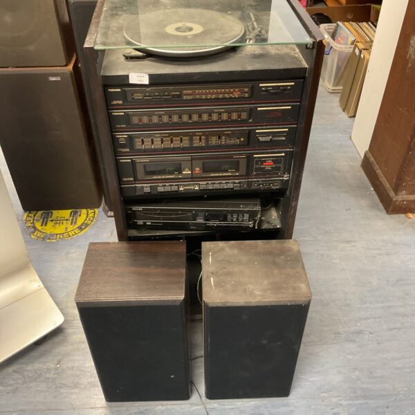 Front view of vintage Toshiba hi-fi system with cassette deck and equalizer.