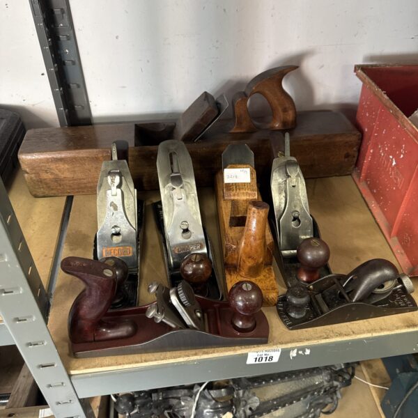 Vintage wood planes from Record and Draper, ideal for collectors.