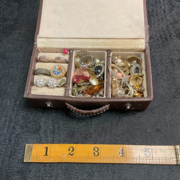 Vintage costume jewellery lot in a small trinket box.