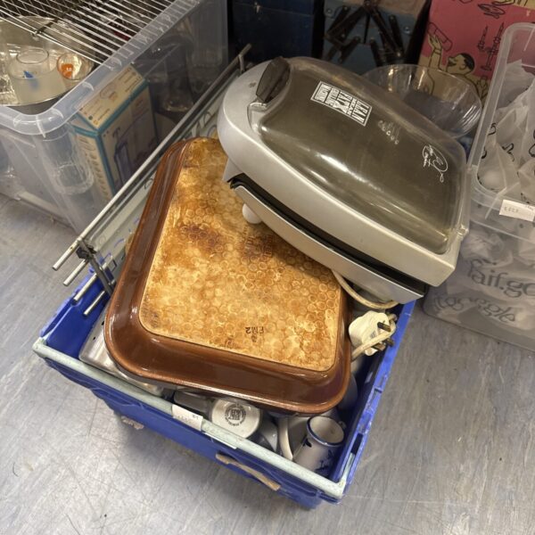 Crate of house clearance kitchen items inc George Foreman grill