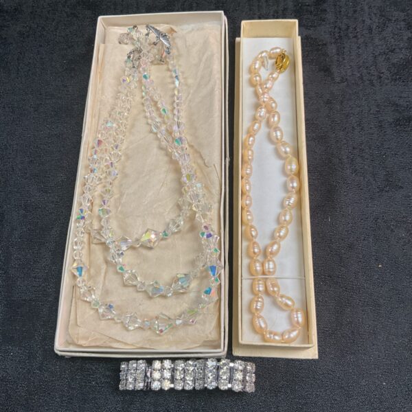 Vintage costume jewellery lot with pearl necklace and white stone bracelet.