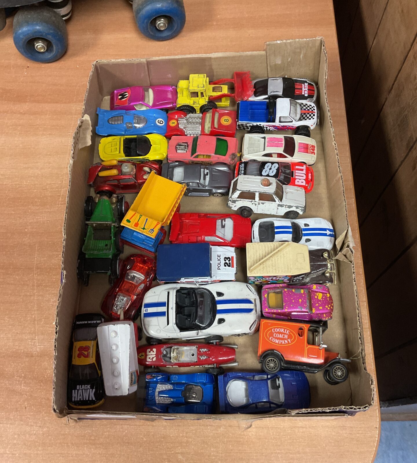 Tray of diecast vehicles including corgi & matchbox