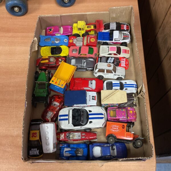 Tray of diecast vehicles including corgi & matchbox