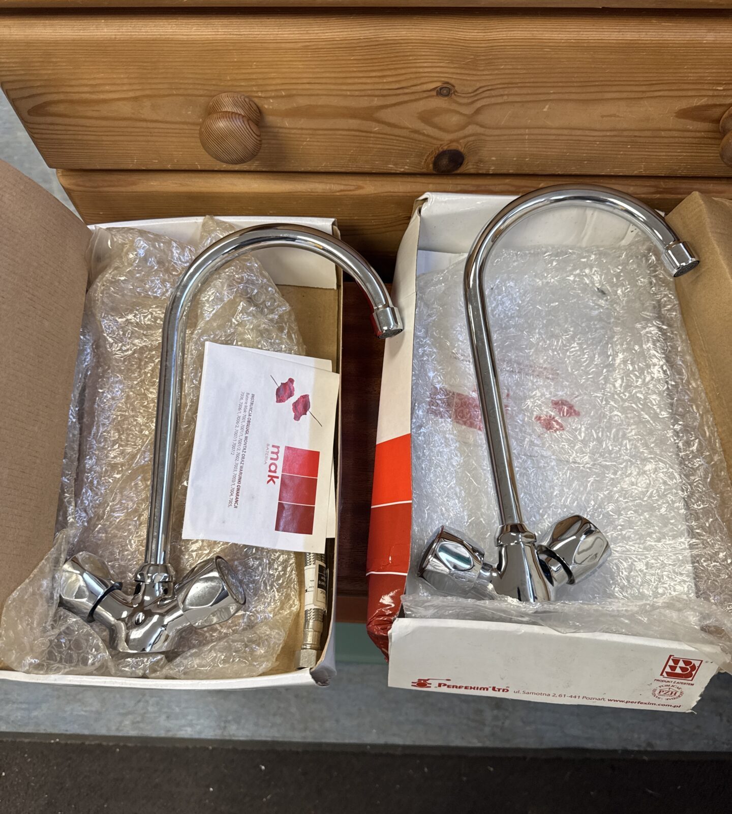 Two mak bateria kitchen mixer taps