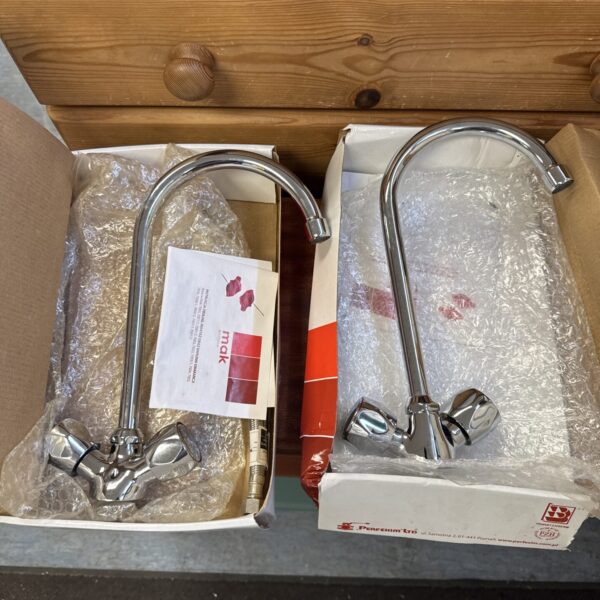 Two mak bateria kitchen mixer taps