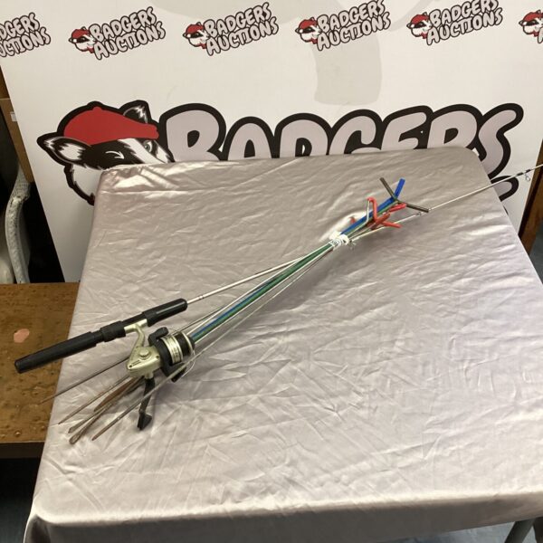 Fishing reel with rod rests