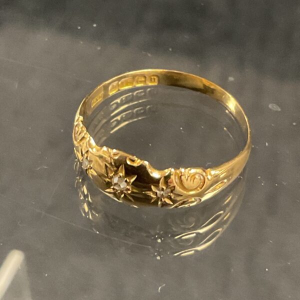 Hallmarked 18ct gold ring with three diamonds, size P.